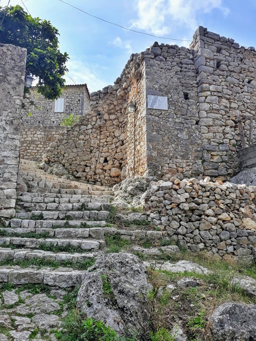 Casstello-Himara-strada-sassi